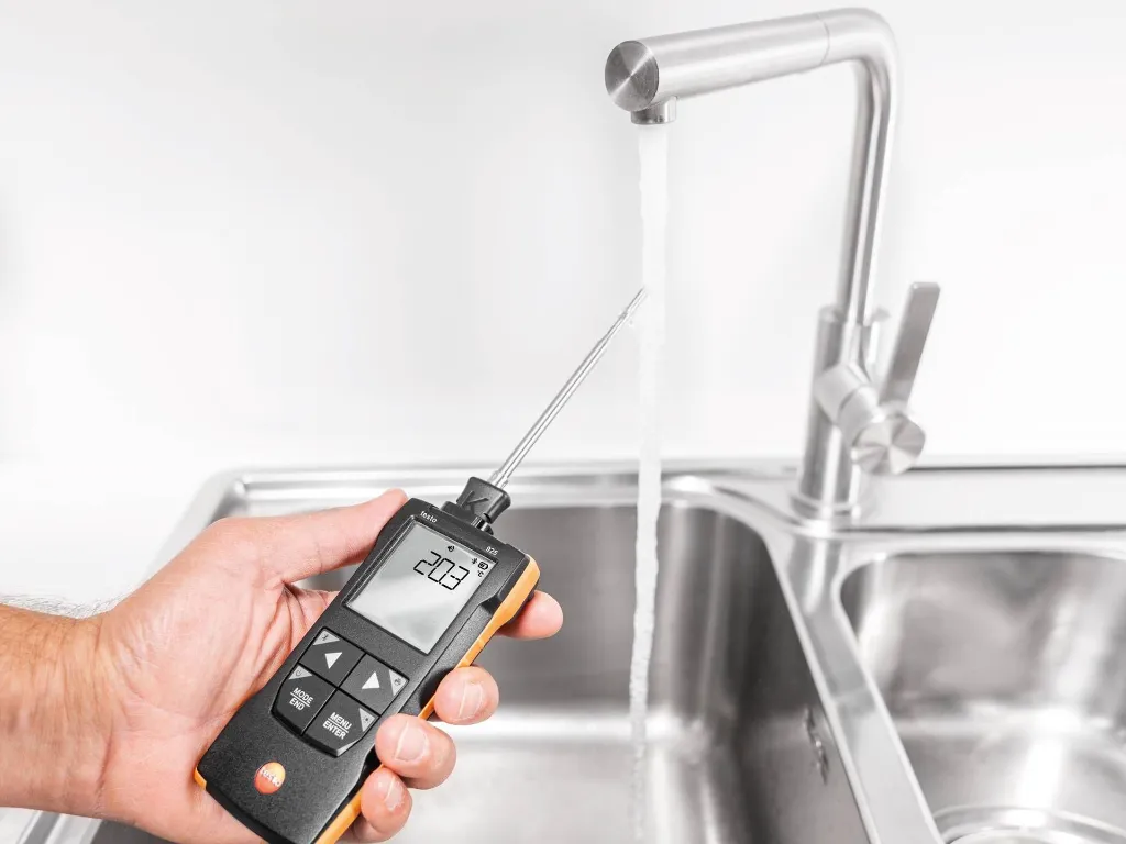 testo-925-under-fluid-temperature_master.webp